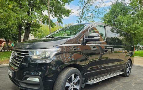 Hyundai Grand Starex Grand Starex I рестайлинг 2, 2018 год, 4 300 000 рублей, 3 фотография