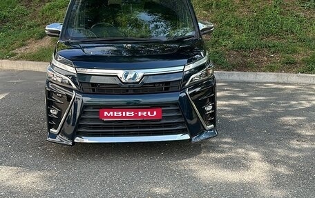 Toyota Voxy III, 2018 год, 2 600 000 рублей, 1 фотография