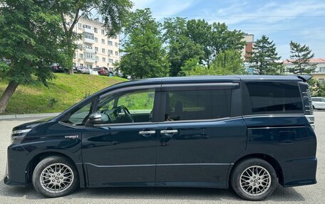 Toyota Voxy III, 2018 год, 2 600 000 рублей, 3 фотография