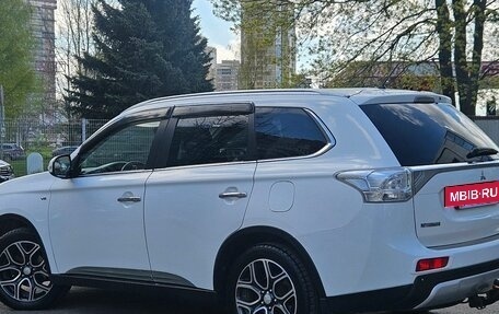 Mitsubishi Outlander III рестайлинг 3, 2014 год, 1 799 000 рублей, 4 фотография