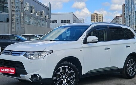 Mitsubishi Outlander III рестайлинг 3, 2014 год, 1 799 000 рублей, 3 фотография