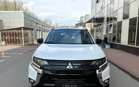 Mitsubishi Outlander III рестайлинг 3, 2022 год, 3 300 000 рублей, 2 фотография