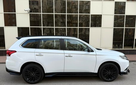 Mitsubishi Outlander III рестайлинг 3, 2022 год, 3 300 000 рублей, 4 фотография
