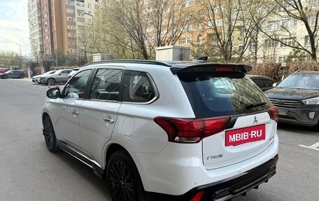 Mitsubishi Outlander III рестайлинг 3, 2022 год, 3 300 000 рублей, 3 фотография