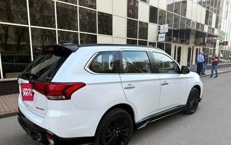 Mitsubishi Outlander III рестайлинг 3, 2022 год, 3 300 000 рублей, 6 фотография
