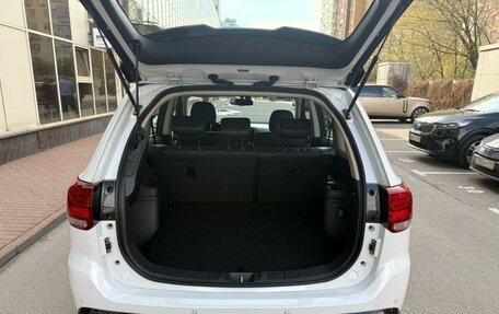 Mitsubishi Outlander III рестайлинг 3, 2022 год, 3 300 000 рублей, 8 фотография