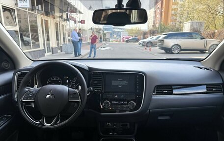 Mitsubishi Outlander III рестайлинг 3, 2022 год, 3 300 000 рублей, 18 фотография