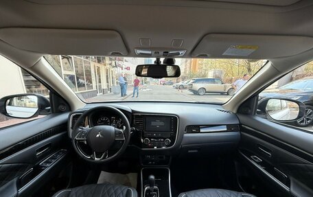 Mitsubishi Outlander III рестайлинг 3, 2022 год, 3 300 000 рублей, 13 фотография