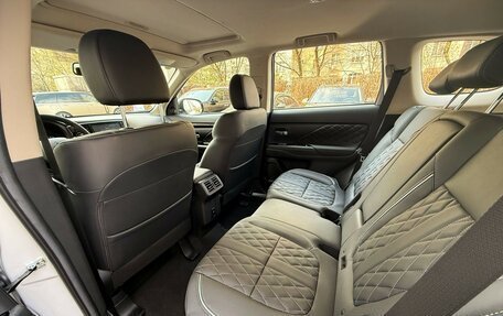 Mitsubishi Outlander III рестайлинг 3, 2022 год, 3 300 000 рублей, 16 фотография