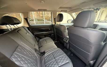 Mitsubishi Outlander III рестайлинг 3, 2022 год, 3 300 000 рублей, 17 фотография