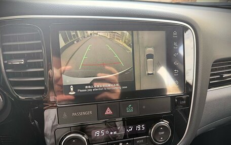 Mitsubishi Outlander III рестайлинг 3, 2022 год, 3 300 000 рублей, 19 фотография