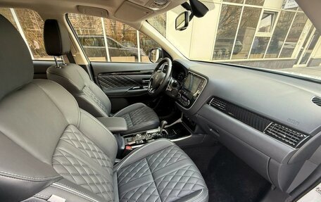 Mitsubishi Outlander III рестайлинг 3, 2022 год, 3 300 000 рублей, 14 фотография