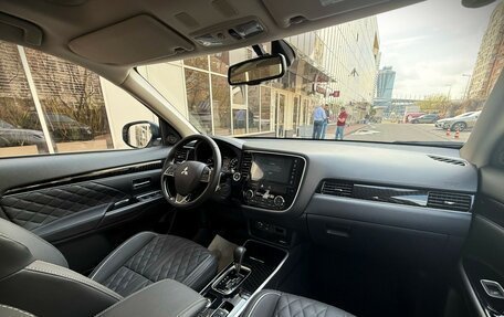 Mitsubishi Outlander III рестайлинг 3, 2022 год, 3 300 000 рублей, 12 фотография