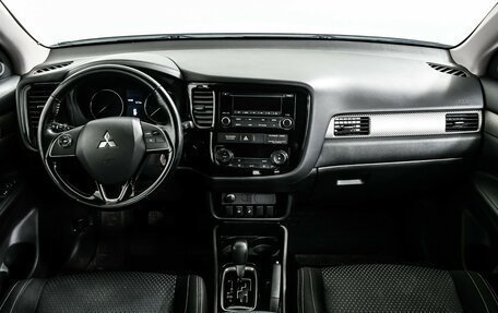 Mitsubishi Outlander III рестайлинг 3, 2018 год, 2 098 000 рублей, 11 фотография