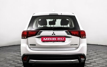 Mitsubishi Outlander III рестайлинг 3, 2018 год, 2 098 000 рублей, 6 фотография