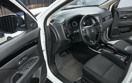 Mitsubishi Outlander III рестайлинг 3, 2021 год, 2 297 000 рублей, 9 фотография