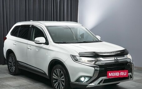 Mitsubishi Outlander III рестайлинг 3, 2021 год, 2 297 000 рублей, 3 фотография