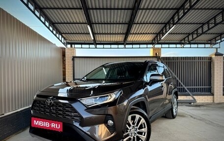 Toyota RAV4, 2019 год, 3 850 000 рублей, 2 фотография
