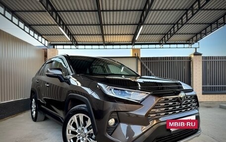 Toyota RAV4, 2019 год, 3 850 000 рублей, 3 фотография