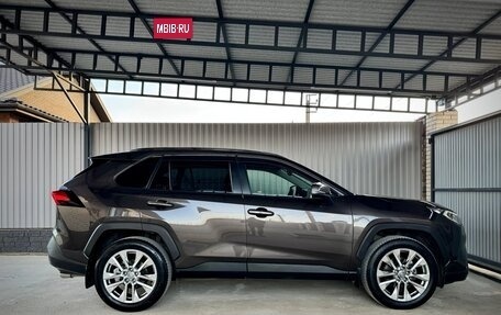 Toyota RAV4, 2019 год, 3 850 000 рублей, 10 фотография