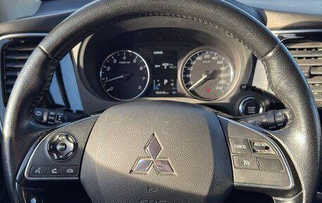 Mitsubishi Outlander III рестайлинг 3, 2015 год, 1 720 000 рублей, 10 фотография