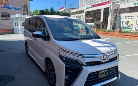 Toyota Voxy III, 2019 год, 2 650 000 рублей, 9 фотография