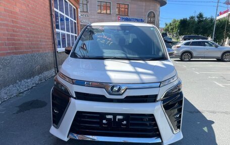 Toyota Voxy III, 2019 год, 2 650 000 рублей, 10 фотография