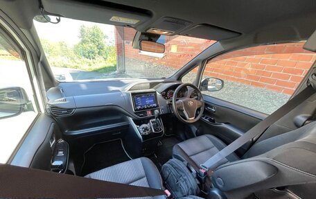 Toyota Voxy III, 2019 год, 2 650 000 рублей, 11 фотография