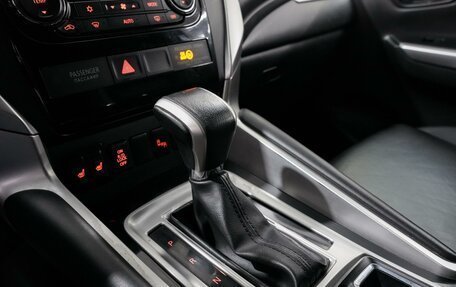 Mitsubishi Pajero Sport III рестайлинг, 2018 год, 2 820 000 рублей, 16 фотография