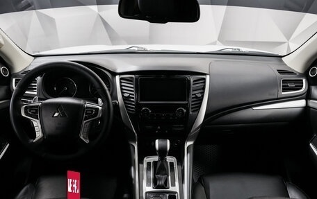 Mitsubishi Pajero Sport III рестайлинг, 2018 год, 2 820 000 рублей, 11 фотография