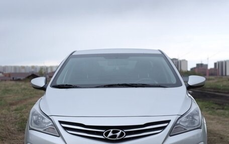 Hyundai Solaris II рестайлинг, 2015 год, 1 050 000 рублей, 2 фотография
