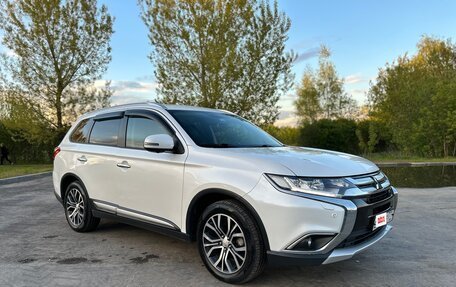 Mitsubishi Outlander III рестайлинг 3, 2017 год, 2 150 000 рублей, 3 фотография