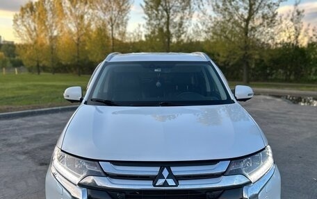 Mitsubishi Outlander III рестайлинг 3, 2017 год, 2 150 000 рублей, 2 фотография