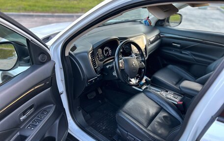 Mitsubishi Outlander III рестайлинг 3, 2017 год, 2 150 000 рублей, 9 фотография