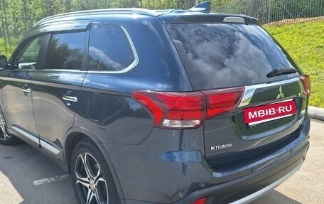 Mitsubishi Outlander III рестайлинг 3, 2017 год, 2 650 000 рублей, 3 фотография