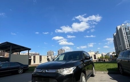 Mitsubishi Outlander III рестайлинг 3, 2013 год, 1 050 000 рублей, 2 фотография
