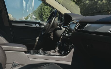 Volkswagen Touareg III, 2011 год, 1 900 000 рублей, 13 фотография