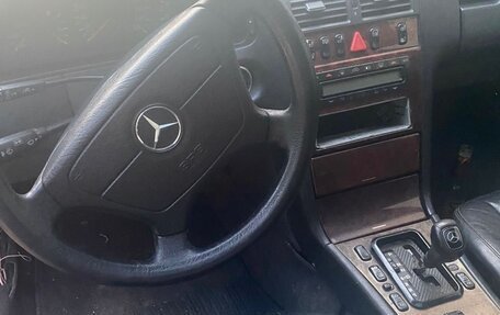 Mercedes-Benz E-Класс, 1997 год, 120 000 рублей, 2 фотография