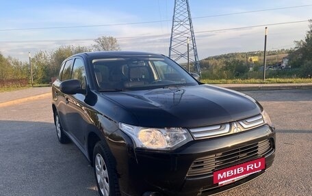 Mitsubishi Outlander III рестайлинг 3, 2013 год, 1 380 000 рублей, 11 фотография