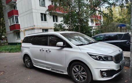 KIA Carnival III, 2017 год, 2 750 000 рублей, 2 фотография