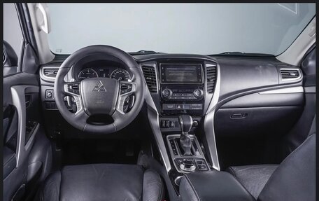 Mitsubishi Pajero Sport III рестайлинг, 2018 год, 2 950 000 рублей, 6 фотография