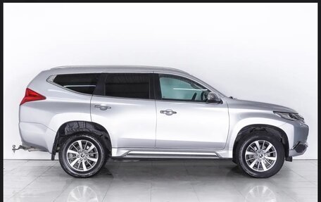 Mitsubishi Pajero Sport III рестайлинг, 2018 год, 2 950 000 рублей, 5 фотография