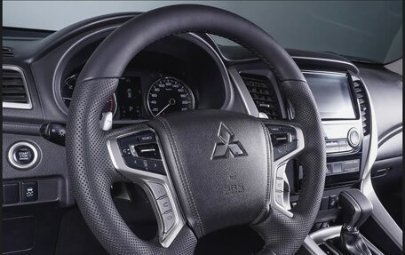 Mitsubishi Pajero Sport III рестайлинг, 2018 год, 2 950 000 рублей, 16 фотография