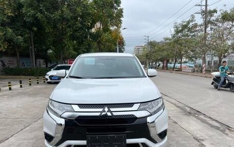 Mitsubishi Outlander III рестайлинг 3, 2021 год, 1 658 442 рублей, 2 фотография