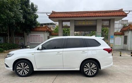 Mitsubishi Outlander III рестайлинг 3, 2021 год, 1 658 442 рублей, 3 фотография