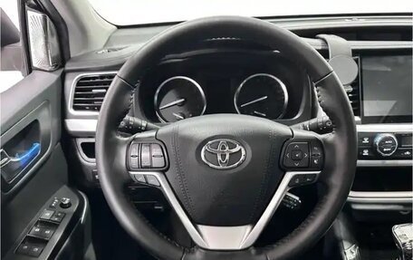 Toyota Highlander III, 2021 год, 2 700 000 рублей, 11 фотография