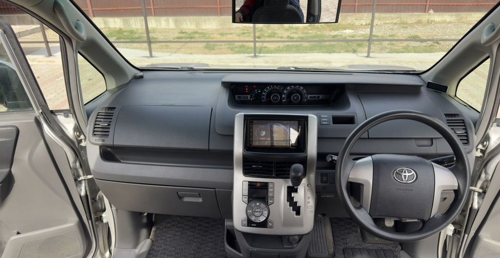 Toyota Voxy, 2007 год, 1 199 000 рублей, 18 фотография