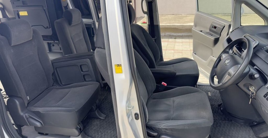 Toyota Voxy, 2007 год, 1 199 000 рублей, 17 фотография