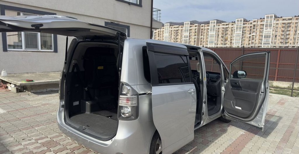 Toyota Voxy, 2007 год, 1 199 000 рублей, 15 фотография
