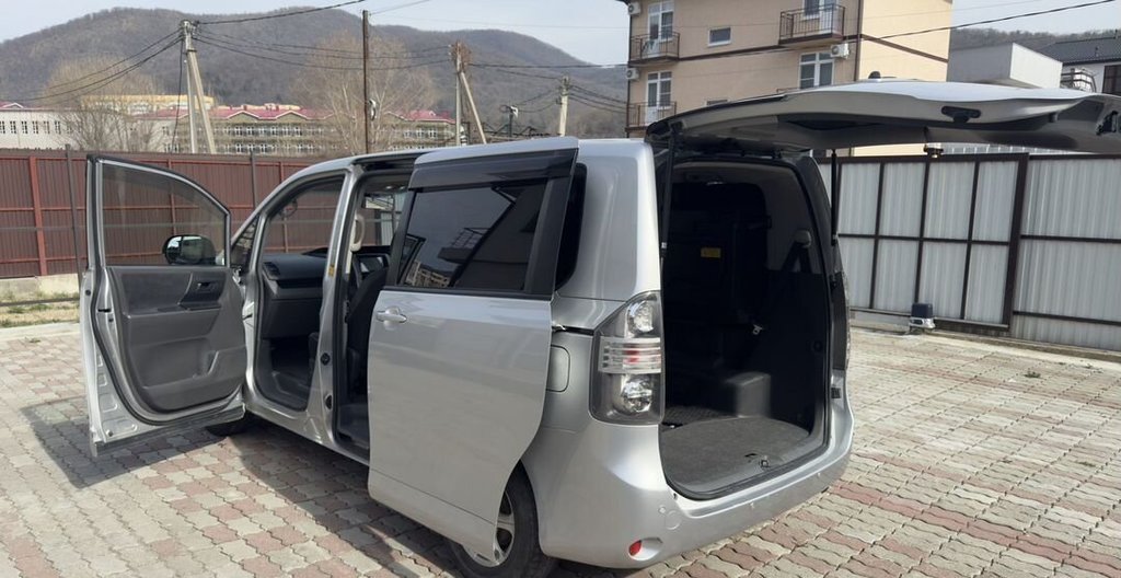 Toyota Voxy, 2007 год, 1 199 000 рублей, 13 фотография